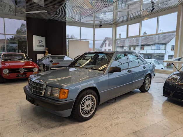 MERCEDES-BENZ E190 2.6
