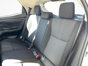 https://vehicle.imgix.net/4480999/e87070a6-56d4-4555-be4b-7f7859153d8a.jpg