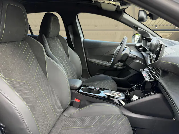 PEUGEOT 208 1.2 Hybrid 145 GT Exclusive
