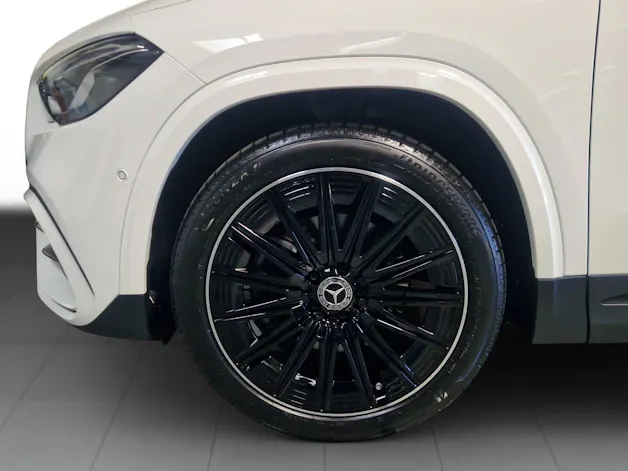 MERCEDES-BENZ GLA 200 Night Star 7G-DCT