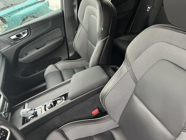 VOLVO XC60 B5 Benzin Mild Hybrid AWD Plus Black Edition Geartronic