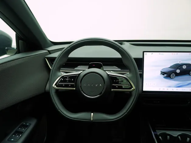 MAZDA CX-6e Takumi