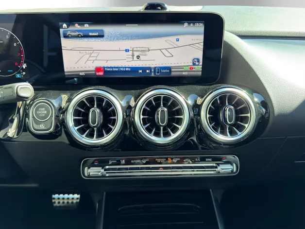 MERCEDES-BENZ GLA 200 Night Star 7G-DCT