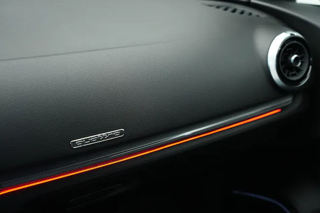 AUDI RS3 Limousine 2.5 TSI quattro S-tronic*CH Fahrzeug* *Carbon Lenkrad* *Magnetic Ride*