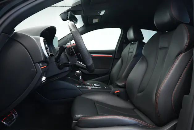 AUDI RS3 Limousine 2.5 TSI quattro S-tronic*CH Fahrzeug* *Carbon Lenkrad* *Magnetic Ride*