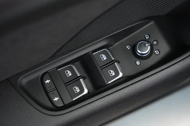 AUDI RS3 Limousine 2.5 TSI quattro S-tronic*CH Fahrzeug* *Carbon Lenkrad* *Magnetic Ride*