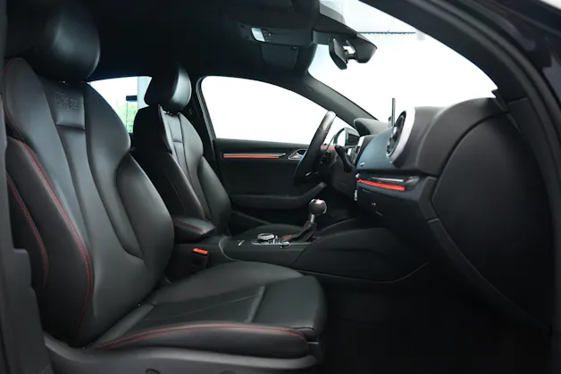 AUDI RS3 Limousine 2.5 TSI quattro S-tronic*CH Fahrzeug* *Carbon Lenkrad* *Magnetic Ride*