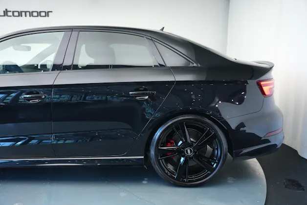 AUDI RS3 Limousine 2.5 TSI quattro S-tronic*CH Fahrzeug* *Carbon Lenkrad* *Magnetic Ride*