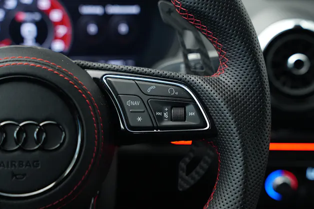 AUDI RS3 Limousine 2.5 TSI quattro S-tronic*CH Fahrzeug* *Carbon Lenkrad* *Magnetic Ride*