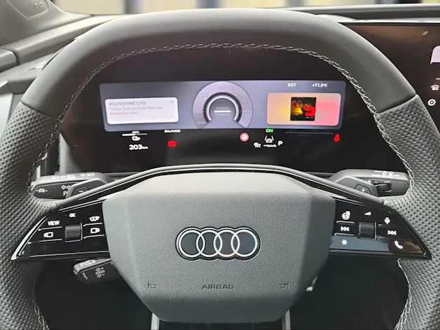 AUDI Q4 e-tron SUV quattro performance Swiss Ski Gletscherweiss Metallic