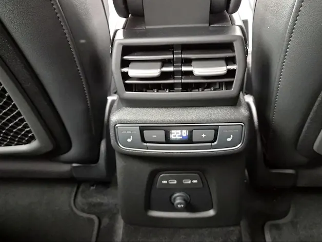 AUDI Q4 e-tron SUV quattro performance Swiss Ski Gletscherweiss Metallic