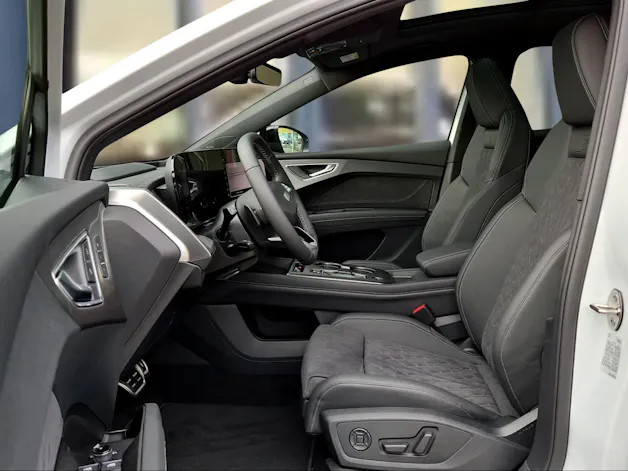 AUDI Q4 e-tron SUV quattro performance Swiss Ski Gletscherweiss Metallic
