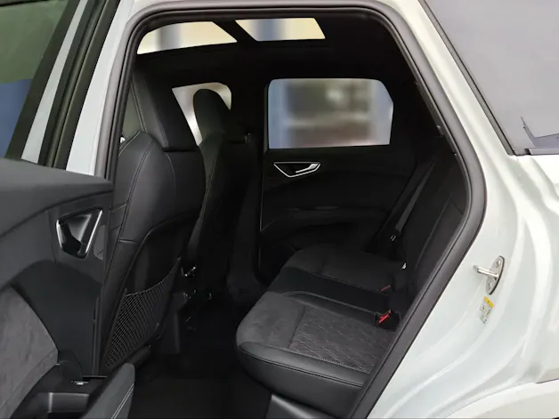 AUDI Q4 e-tron SUV quattro performance Swiss Ski Gletscherweiss Metallic