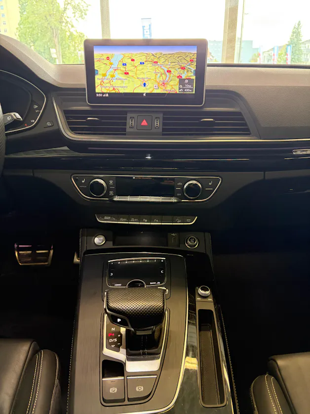 AUDI Q5 45 TFSI sport quattro | S-Line | Pano | Luftfed. | AHK | Memory | HeadUp | 21" | Assistanzsysteme |