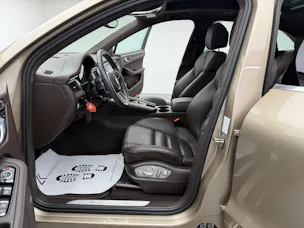PORSCHE Macan Turbo V6 400PS Palladium Metallic PDK / 360° Kamera / BOSE Soundsystem / Panoramadach / Leder / KW-Gewindefahrwerk /