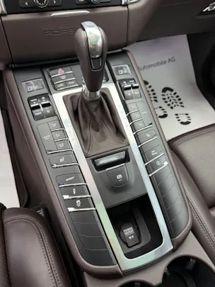 PORSCHE Macan Turbo V6 400PS Palladium Metallic PDK / 360° Kamera / BOSE Soundsystem / Panoramadach / Leder / KW-Gewindefahrwerk /