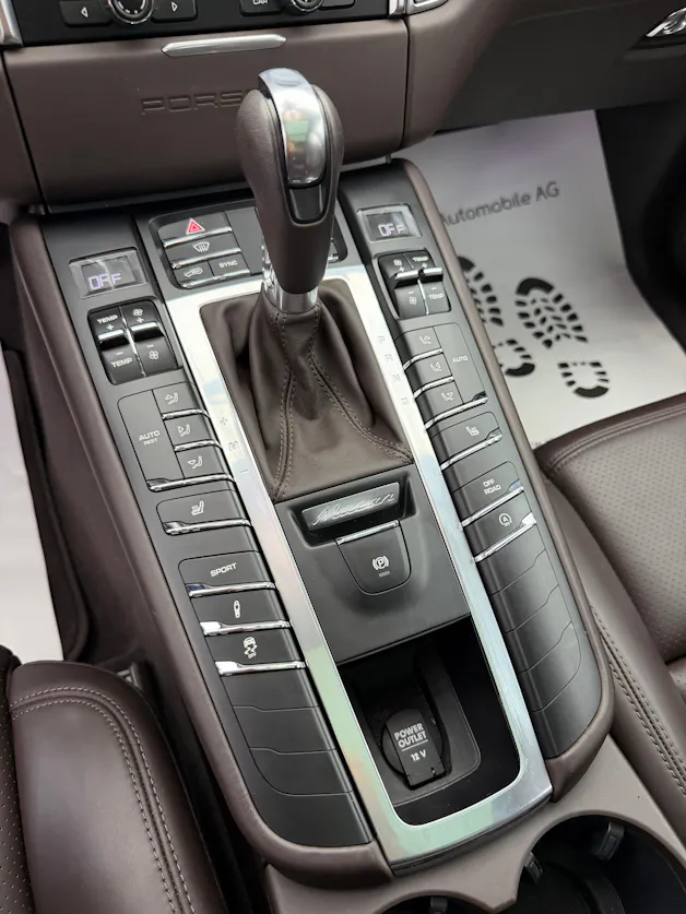 PORSCHE Macan Turbo V6 400PS Palladium Metallic PDK / 360° Kamera / BOSE Soundsystem / Panoramadach / Leder / KW-Gewindefahrwerk /