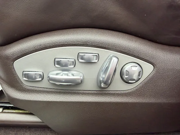 PORSCHE Macan Turbo V6 400PS Palladium Metallic PDK / 360° Kamera / BOSE Soundsystem / Panoramadach / Leder / KW-Gewindefahrwerk /