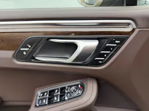 PORSCHE Macan Turbo V6 400PS Palladium Metallic PDK / 360° Kamera / BOSE Soundsystem / Panoramadach / Leder / KW-Gewindefahrwerk /