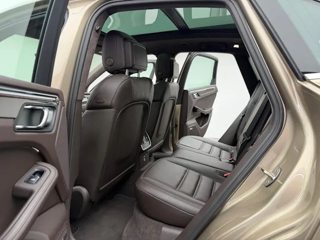 PORSCHE Macan Turbo V6 400PS Palladium Metallic PDK / 360° Kamera / BOSE Soundsystem / Panoramadach / Leder / KW-Gewindefahrwerk /