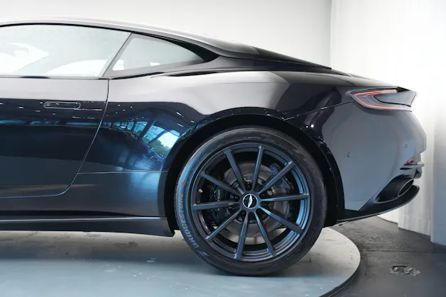 ASTON MARTIN DB11 V12 Touchtronic 3 AMR *Carbon*