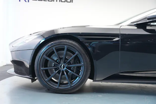 ASTON MARTIN DB11 V12 Touchtronic 3 AMR *Carbon*