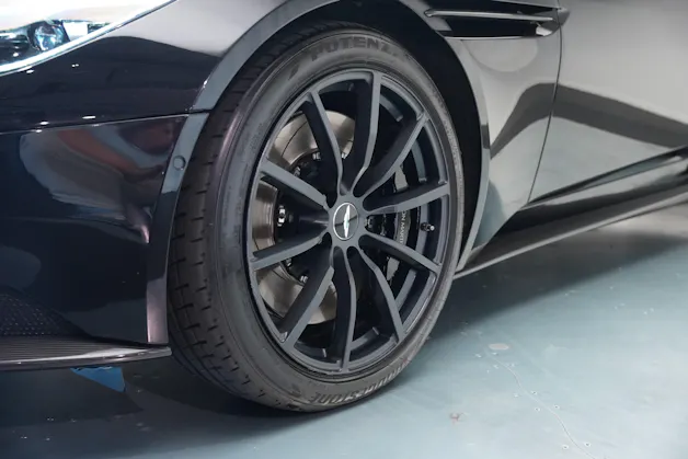 ASTON MARTIN DB11 V12 Touchtronic 3 AMR *Carbon*