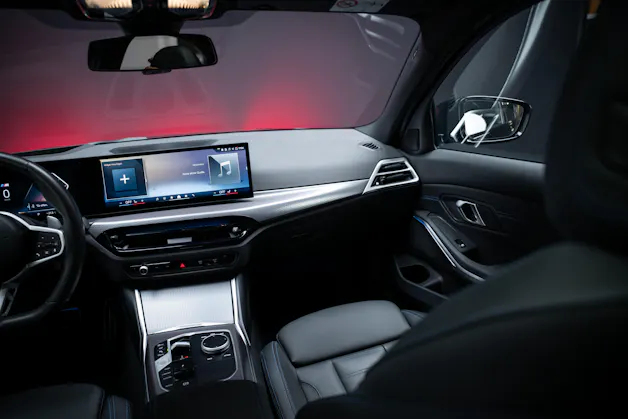 BMW 330i xDrive M Sport / LCI / 360°Kamera / Glasdach / HeadUp