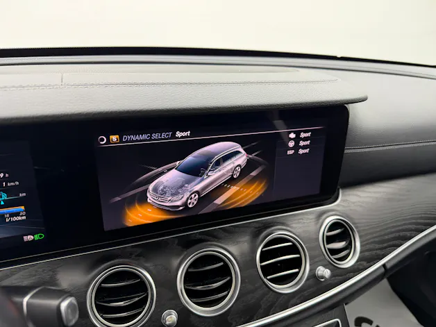 MERCEDES-BENZ E 400 d AMG Line 4Matic 340PS Obsidian Black Metallic 9G-Tronic / 360° Kamera / Panoramadach / Leder / Burmester Soundsystem /