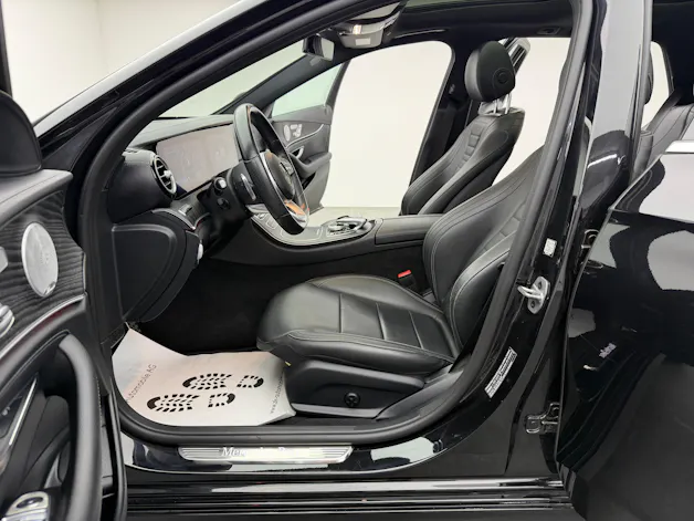 MERCEDES-BENZ E 400 d AMG Line 4Matic 340PS Obsidian Black Metallic 9G-Tronic / 360° Kamera / Panoramadach / Leder / Burmester Soundsystem /