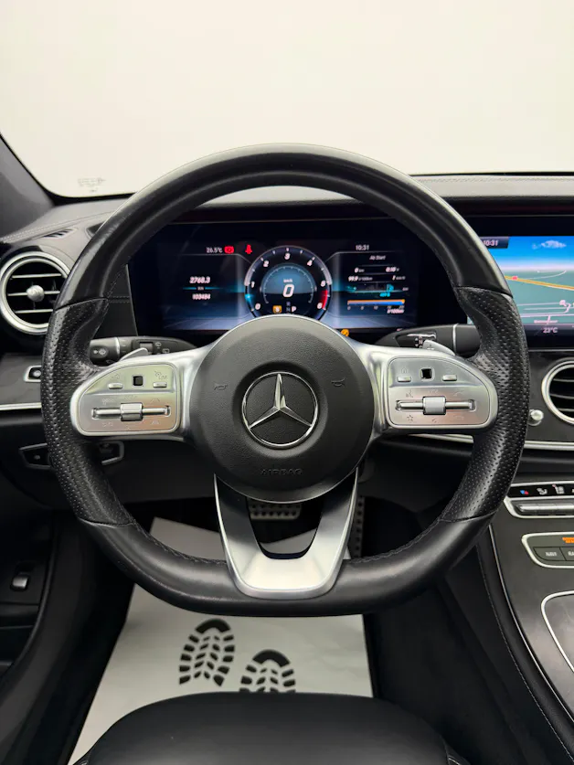 MERCEDES-BENZ E 400 d AMG Line 4Matic 340PS Obsidian Black Metallic 9G-Tronic / 360° Kamera / Panoramadach / Leder / Burmester Soundsystem /