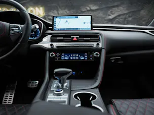Genesis G70 2.0 TGDI Sport AT8 AWD *ALL BLACK*Werksgarantie*Lenkradheizung*Sitzbelüftung*Head-Up*