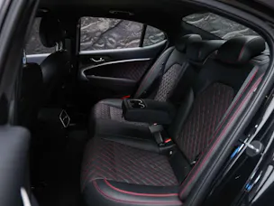 Genesis G70 2.0 TGDI Sport AT8 AWD *ALL BLACK*Werksgarantie*Lenkradheizung*Sitzbelüftung*Head-Up*