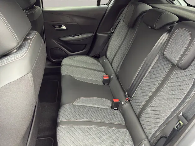 PEUGEOT 208 1.2 Hybrid Allure Ersatzwagen