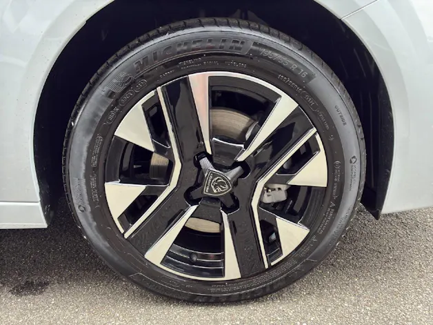 PEUGEOT 208 1.2 Hybrid Allure Ersatzwagen