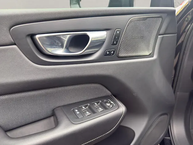 VOLVO XC60 2.0 B4 MH Plus Dark AWD