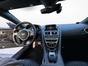 https://vehicle.imgix.net/4485118/6beb615d-124c-479e-b933-a4217094ee95.jpg
