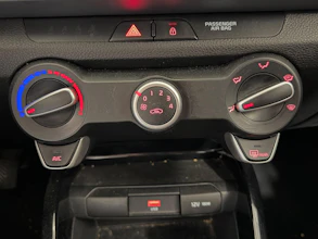 https://vehicle.imgix.net/4485159/cae66cb0-6fb3-4811-b0ee-09909dc97b45.jpeg