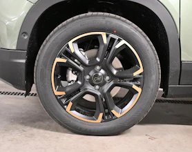 https://vehicle.imgix.net/4485235/de933317-3914-42a7-bd01-a7ebc4823f83.jpg