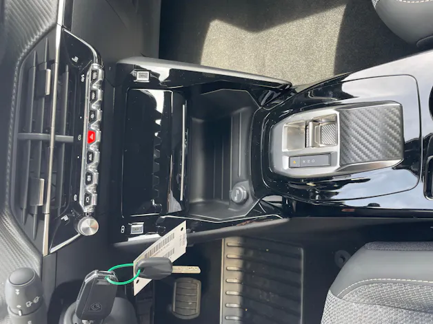 PEUGEOT 2008 1.2 Hybrid 145 Allure Premium