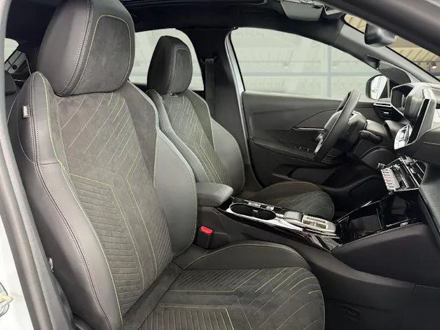 PEUGEOT 208 1.2 Hybrid 145 GT Exclusive