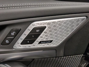 https://vehicle.imgix.net/4485961/7384a045-fd08-404a-91e5-ce8ce8332bc1.jpg