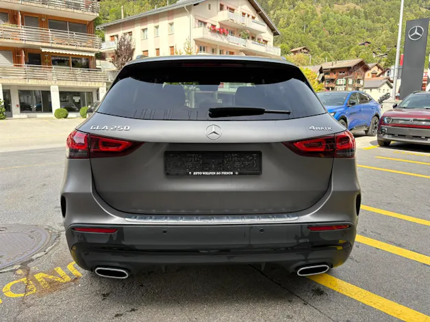 MERCEDES-BENZ GLA 250 AMG Line 4Matic