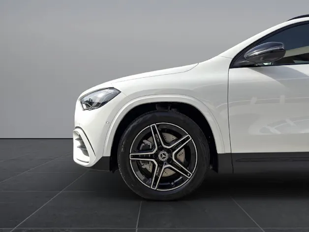 MERCEDES-BENZ GLA 250 4MATIC Swiss Star