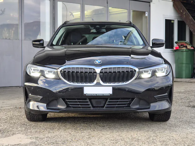 BMW 330e x DriveTouring Steptronic