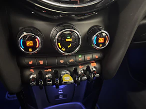 https://vehicle.imgix.net/4487072/da44598c-6bb9-4f87-bd66-8a76a8cc1750.jpg