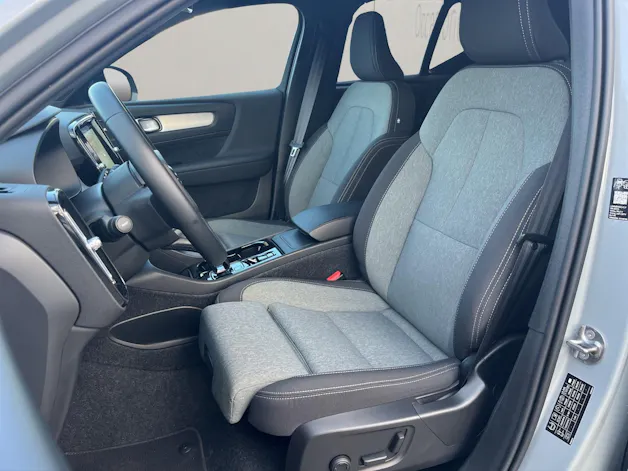 VOLVO XC40 2.0 B3 MH Plus Dark .