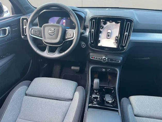 VOLVO XC40 2.0 B3 MH Plus Dark .