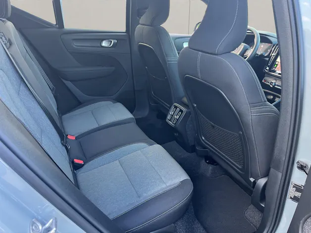 VOLVO XC40 2.0 B3 MH Plus Dark .