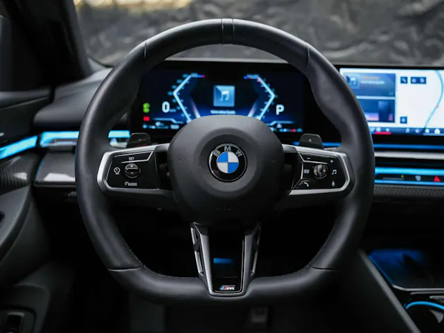 BMW 520i M Sport Steptronic *ICONIC GLOW*Sitzbelüftung*Head-Up*21"Felgen*Werksgarantie*Harman/Kardon